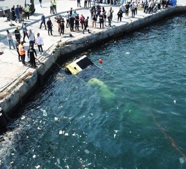 havadan fotoğraflar Eminönünde denize düşen otobüs vinçle çıkarılıyor