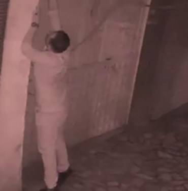 HDP İl Başkanlığının tabelasını söküp çöp konteynerine attı