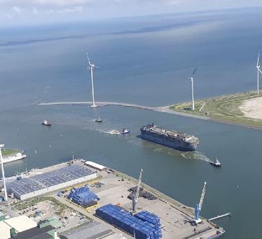 Hollandada yangın çıkan gemiden kurtarılan 20 Hintli mürettebat ülkesine döndü