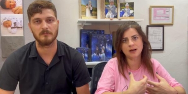 Husumetlileri, 6 aylık hamile kadının aracına içki şişesi fırlattı 20 Husumetlileri 6 aylık hamile kadının aracına içki şişesi fırlattı