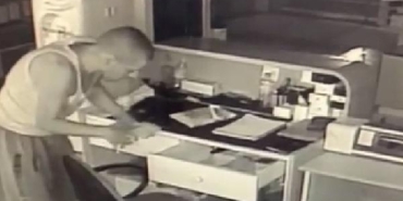 İletişim bayilerinden hırsızlığa suçüstü: Hırsızlık kamerada 22 İletişim bayilerinden hırsızlığa suçüstü Hırsızlık kamerada