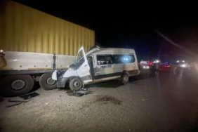 İşçi servisi park halindeki TIRa çarptı 1 ölü7 yaralı