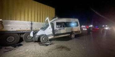 İşçi servisi park halindeki TIR’a çarptı: 1 ölü,7 yaralı 1 İşçi servisi park halindeki TIRa çarptı 1 ölü7 yaralı