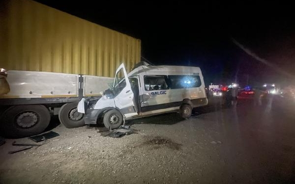 İşçi servisi park halindeki TIRa çarptı 1 ölü7 yaralı