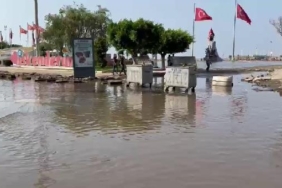 İskenderun'un sahil kesimi yine su altında 16 İskenderunun sahil kesimi yine su altında