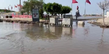 İskenderun'un sahil kesimi yine su altında 21 İskenderunun sahil kesimi yine su altında