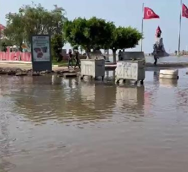 İskenderunun sahil kesimi yine su altında