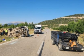 Ispartada minibüs ile patpat çarpıştı 1 ölü 13 yaralı