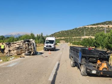 Ispartada minibüs ile patpat çarpıştı 1 ölü 13 yaralı