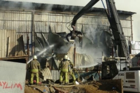 İSTANBUL- ESENYURTTA HURDA ATIK DÖNÜŞÜM TESİSİNDE YANGIN