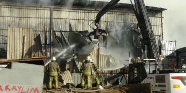 İSTANBUL- ESENYURT’TA HURDA ATIK DÖNÜŞÜM TESİSİNDE YANGIN 5 İSTANBUL- ESENYURTTA HURDA ATIK DÖNÜŞÜM TESİSİNDE YANGIN
