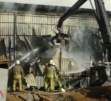 İSTANBUL- ESENYURTTA HURDA ATIK DÖNÜŞÜM TESİSİNDE YANGIN