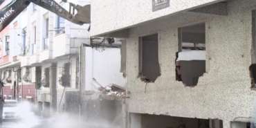 İstanbulda kendiliğinden çökebileceği tespit edilen binaların yıkımı sürüyor