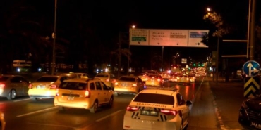 İstanbulda taksimetre ücretine zam isteyen taksiciler eylem yaptı