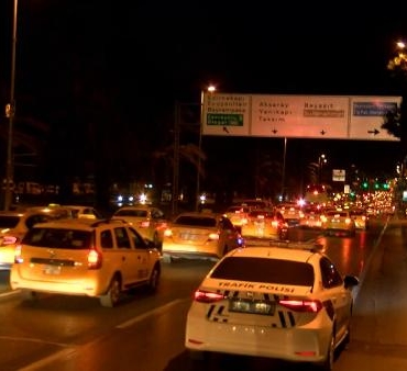 İstanbulda taksimetre ücretine zam isteyen taksiciler eylem yaptı