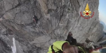 İtalyada 3 bin metrede mahsur kalan dağcılar böyle kurtarıldı