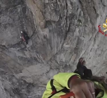 İtalya’da 3 bin metrede mahsur kalan dağcılar böyle kurtarıldı 4 İtalyada 3 bin metrede mahsur kalan dağcılar böyle kurtarıldı