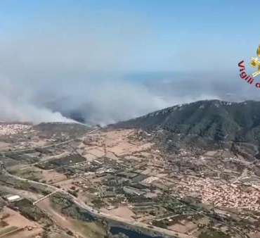 İtalya’nın Sardinya adasında orman yangını 10 İtalyanın Sardinya adasında orman yangını