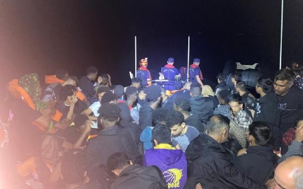 İzmir'de 208 kaçak göçmen kurtarıldı, 184 göçmen yakalandı 1 İzmirde 208 kaçak göçmen kurtarıldı 184 göçmen yakalandı