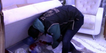 İzmir'de FETÖ'nün gaybubet evlerine operasyon; 20 gözaltı 25 İzmirde FETÖnün gaybubet evlerine operasyon 20 gözaltı