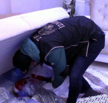 İzmirde FETÖnün gaybubet evlerine operasyon 20 gözaltı