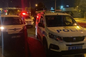 İzmirde polisin yakaladığı aracın tavan kısmından uyuşturucu çıktı