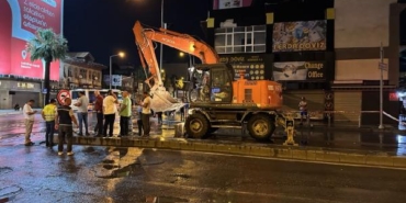İzmir’de su borusu patladı, cadde ulaşıma kapatıldı 37 İzmirde su borusu patladı cadde ulaşıma kapatıldı