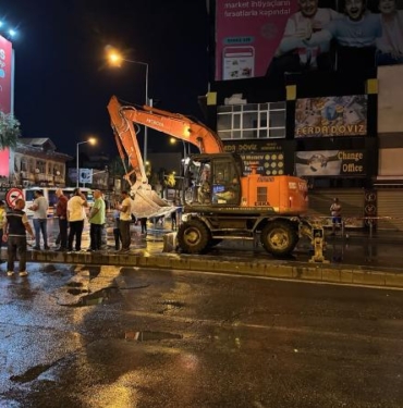 İzmirde su borusu patladı cadde ulaşıma kapatıldı