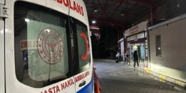 İzmir'de, tartıştığı kişi tarafından bıçakla öldürüldü 23 İzmirde tartıştığı kişi tarafından bıçakla öldürüldü