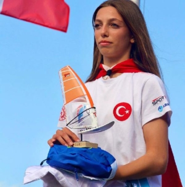 İzmirli Parla sörfte tarih yazdı 5 İzmirli Parla sörfte tarih yazdı