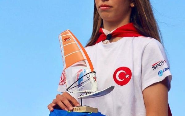 İzmirli Parla sörfte tarih yazdı