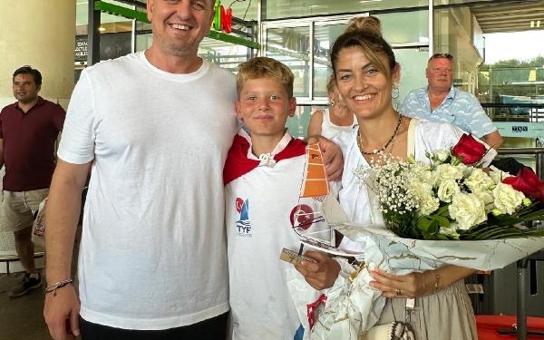 İzmirli sörfçü Sarp Şarlıdan büyük gurur