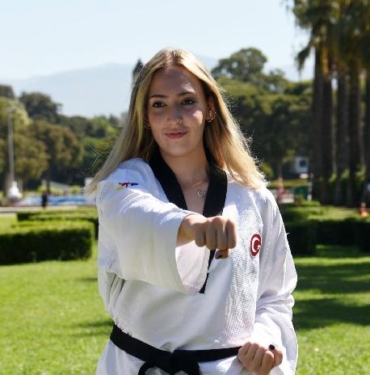 İzmirli tekvandocu kırık elle bronz madalya aldı 3 İzmirli tekvandocu kırık elle bronz madalya aldı