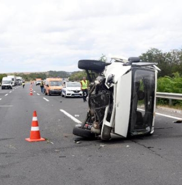 Kaçak göçmenleri taşıyan minibüs bariyere çarptı 4 yaralı