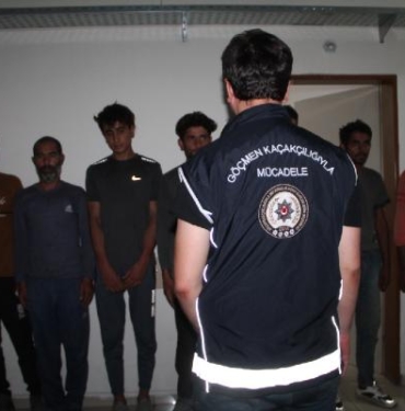 Kaçak göçmenleri taşıyan TIR şoförü tutuklandı