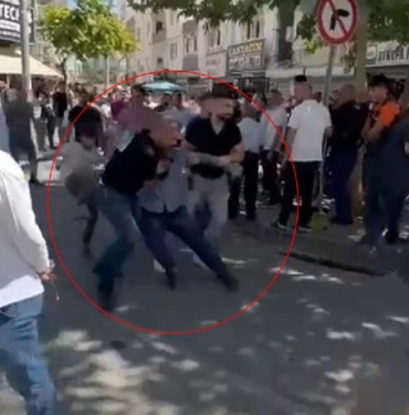 Kaçak sigara satan ve gözaltına alınan şüphelinin ailesi polise engel olmak istedi