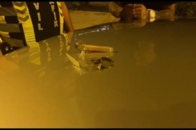 Kadıköyde denetim noktasında durmayan otomobil sürücüsü yanındaki iki kişiyi indirip kaçtı