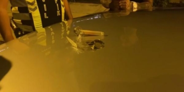 Kadıköyde denetim noktasında durmayan otomobil sürücüsü yanındaki iki kişiyi indirip kaçtı