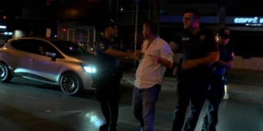 Kadıköyde denetime takılan alkollü sürücünün arkadaşları polise zor anlar yaşattı