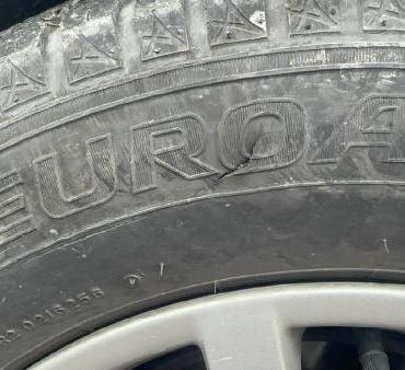 Kadıköyde park halindeki çok sayıda otomobilin lastiği patlatıldı