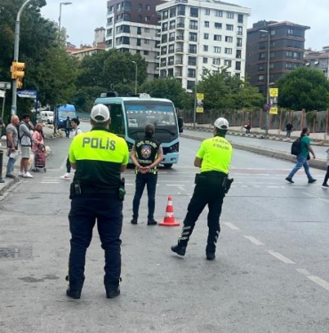 Kadıköy'de polis yolcu gibi bindi, minibüsçülere ceza yazdı 9 Kadıköyde polis yolcu gibi bindi minibüsçülere ceza yazdı