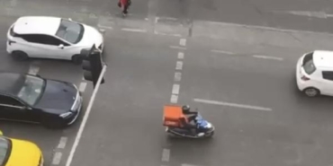 Kadıköyde taksici taksimetre konusunda uyaran kişi ile kavga etti o anlar kamerada