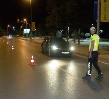 Kadıköyde trafik denetimlerinde 97 sürücüye ceza