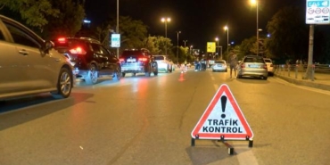 Kadıköy'de trafik kurallarına uymayan sürücülere ceza yağdı 35 Kadıköyde trafik kurallarına uymayan sürücülere ceza yağdı