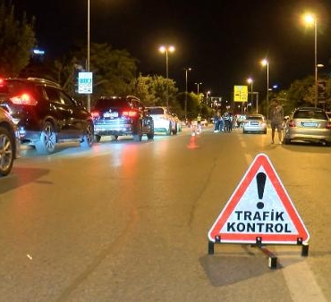 Kadıköy'de trafik kurallarına uymayan sürücülere ceza yağdı 5 Kadıköyde trafik kurallarına uymayan sürücülere ceza yağdı