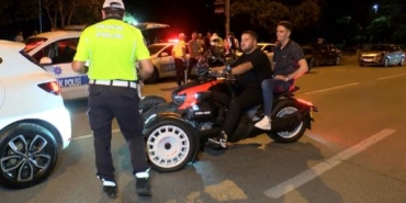 Kadıköy'deki denetimlerde 144 sürücü, 271 bin 27 TL ceza yedi 18 Kadıköydeki denetimlerde 144 sürücü 271 bin 27 TL ceza yedi