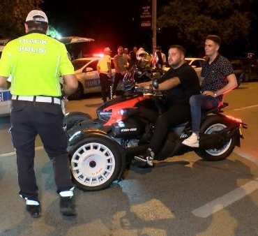 Kadıköydeki denetimlerde 144 sürücü 271 bin 27 TL ceza yedi