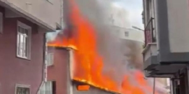 Kağıthanede 3 binanın çatı katı yandı