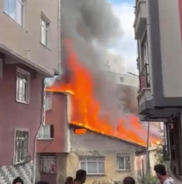 Kağıthane'de 3 binanın çatı katı yandı 3 Kağıthanede 3 binanın çatı katı yandı