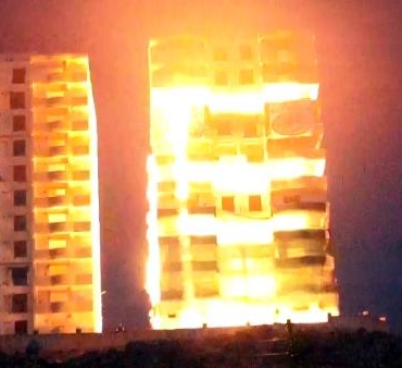 Kahramanmaraş'ta 12 katlı hasarlı bina patlayıcı kullanılarak yıkıldı 5 Kahramanmaraşta 12 katlı hasarlı bina patlayıcı kullanılarak yıkıldı